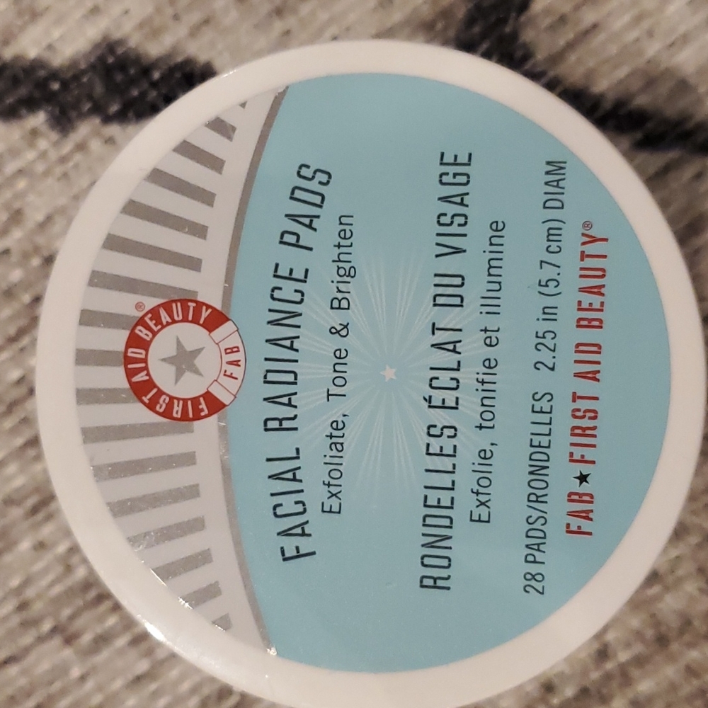 First Aid Beauty - Facial Radiance Pads (28)